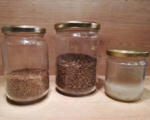Les graines de lin de 3 façons différentes : graines de lin moulues, ou mixées ou broyées, graines de lin entières, et gel de lin extrait après trempage.